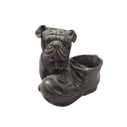 Scultura di un bulldog che tiene in bocca una scar