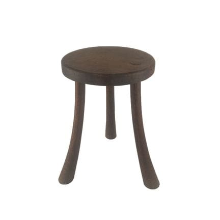 Sgabello a tre gambe in legno, con base svasata 
I