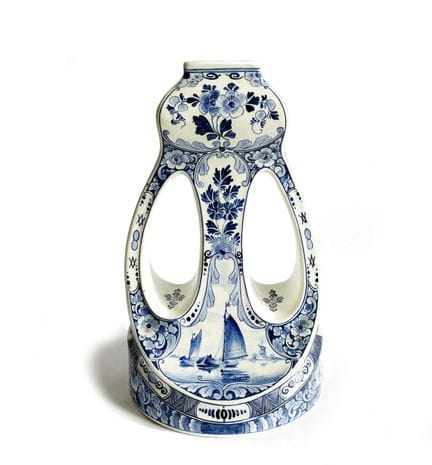 DELFT 
Divertente vaso in maiolica con due manici 