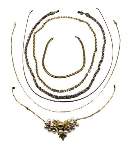 Cinco collares de metal dorado de diferentes trenz