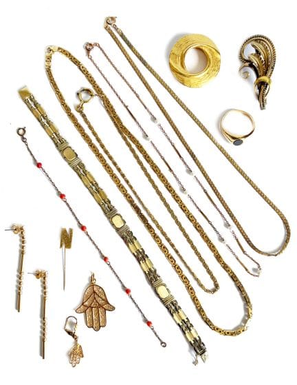 Conjunto variado de bisutería de metal dorado: col