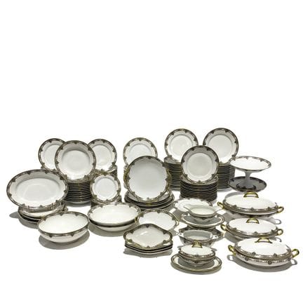 LIMOGES,
Gran servicio de porcelana, el ala decora
