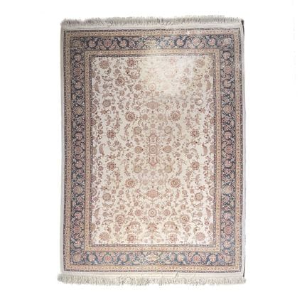 Tapis d'Orient en soie à motifs de rinceaux fleuri