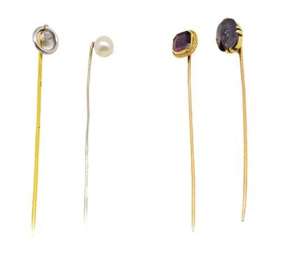 Lot de 4 épingles a cravate comprenant : 
- 1 épin