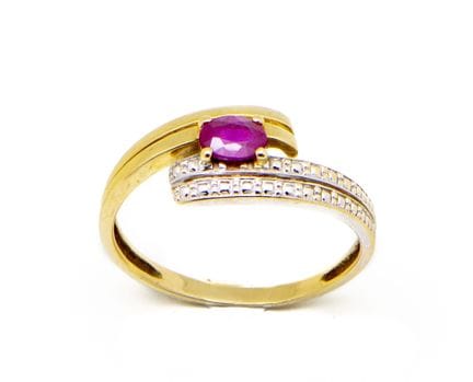 Bague en or jaune 18 K (750/1000) retenant un peti
