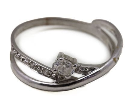 Demi-alliance en or blanc 18 K (750/1000) composée
