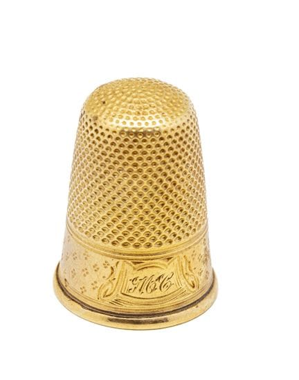 Dé à coudre en or 18 K (750/1000) à décor gravé de
