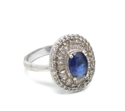 Bague en argent ornée d'une pierre bleue et pierre