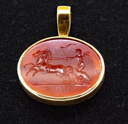Pendentif ovale retenant un intaille sur cornaline