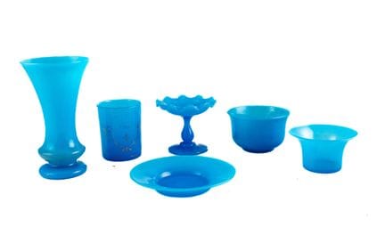 Set of 6 blue opaline pieces, including: 
- 1 trum