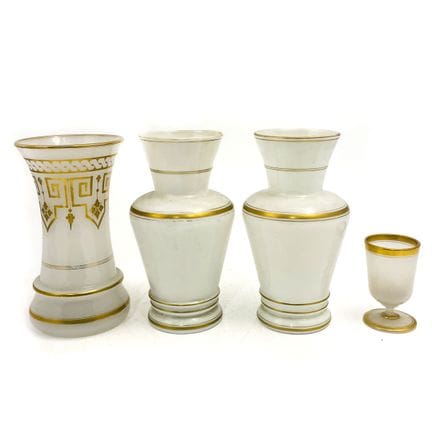 Set of white opaline pieces consisting of 1 pair o