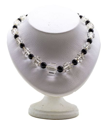 Collier composé de perles en onyx et en quartz 
L.