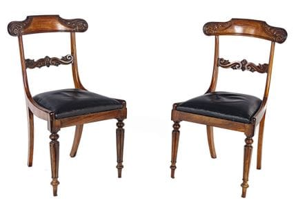Paire de chaises dites à l'étrusque en noyer moulu