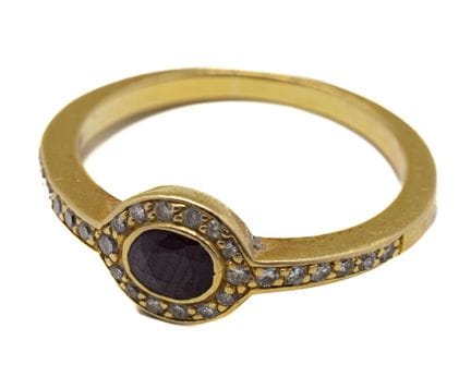 Bague en or jaune 18 K (750/1000), au centre rubis