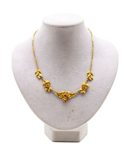 Vers 1900
Collier en or jaune 18 K (750/1000) orné
