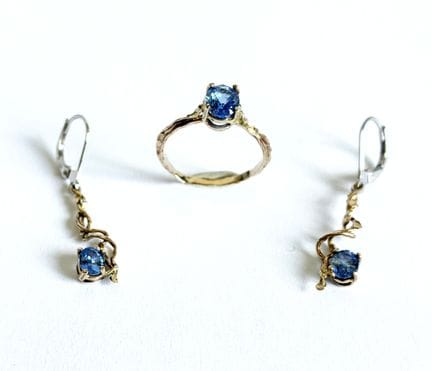 Ensemble composé d'une bague et une paire de penda