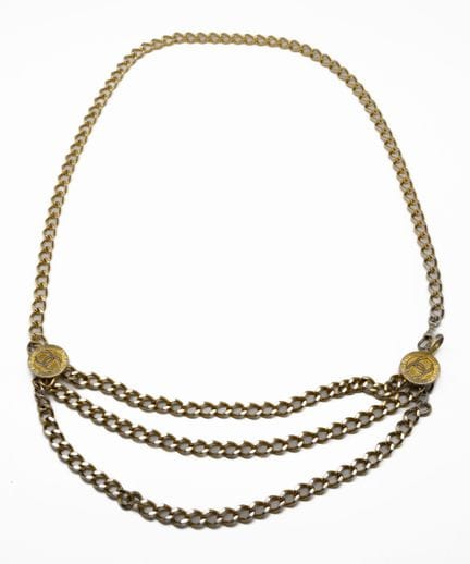 CHANEL
Ceinture en métal doré composé de trois cha