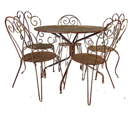 Mobilier de jardin en fer comprenant : 
-5 chaises
