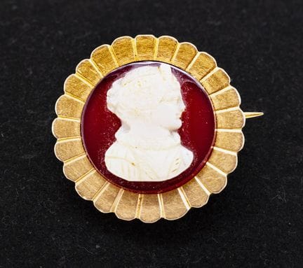 Broche camée circulaire sur cornaline ornée d'un p