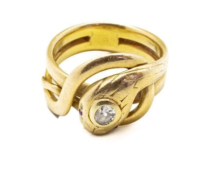 Bague en or jaune 18 K (750/1000) à motif d'un ser