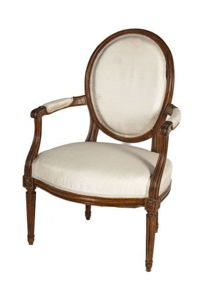 Fauteuil cabriolet en bois mouluré, le dossier en 