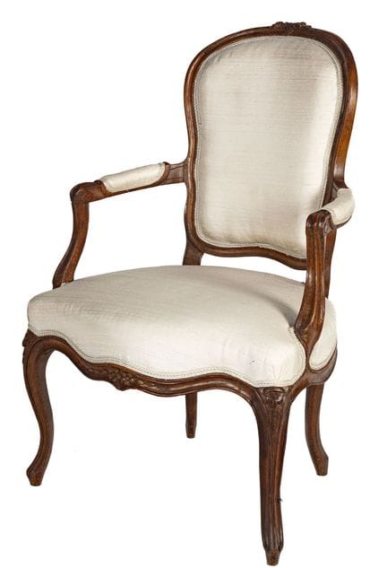 Fauteuil cabriolet en bois naturel mouluré et scul