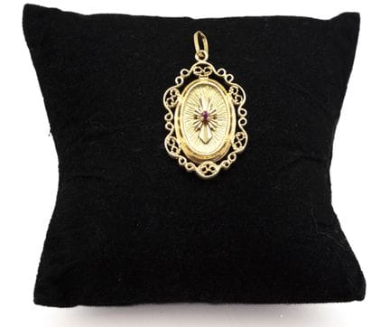Pendentif en or jaune 18 K (750/1000) formant un m