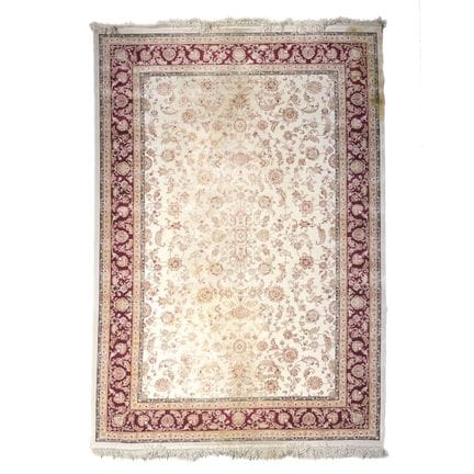 Tapis en soie à décor fleuri en polychromie sur un