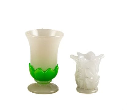 Set of 2 small vases on pedestals made of white op