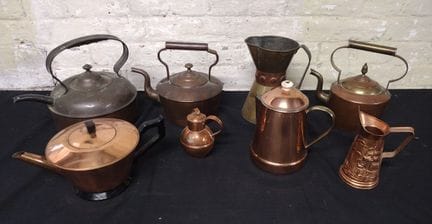 Collezione di oggetti domestici in rame e ottone, 