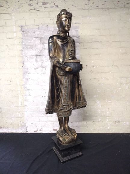 Bouddha debout en bois sculpté, doré et laqué, de 