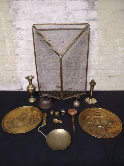 Collezione eterogenea di oggetti in ottone e rame,