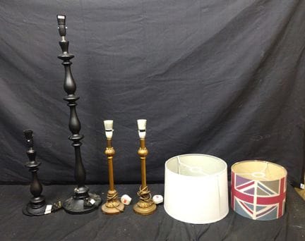 Ensemble de quatre lampes de table, dont deux en b