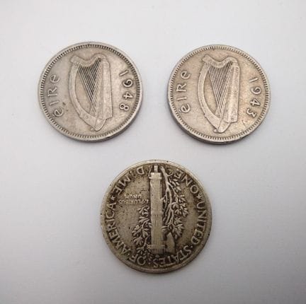 Trois pièces comprenant deux pièces de trois pence