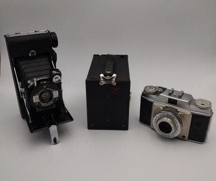 Lot de trois appareils photo vintage comprenant un