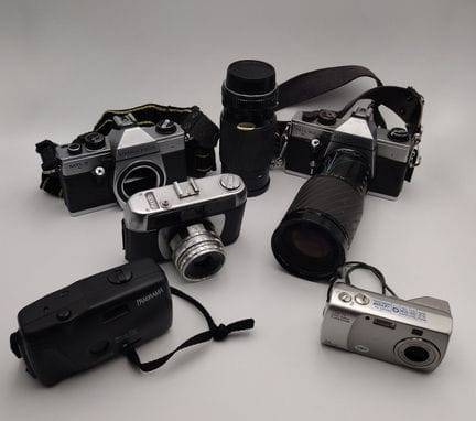 Collezione di cinque fotocamere: due reflex Prakti