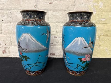 Paire de vases japonais en émail cloisonné, ornés 
