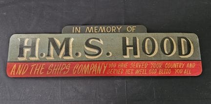 Insegna in legno con la scritta “HMS HOOD Memorial