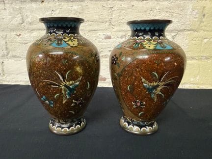 Paire de vases japonais en émail cloisonné, ornés 