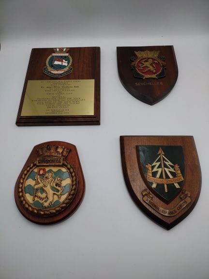 Lot de quatre plaques armoiriées militaires et nav