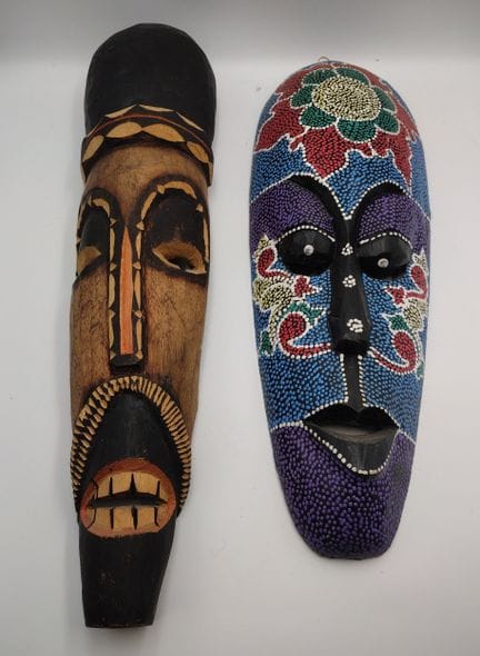 Coppia di maschere da parete in legno intagliato, 