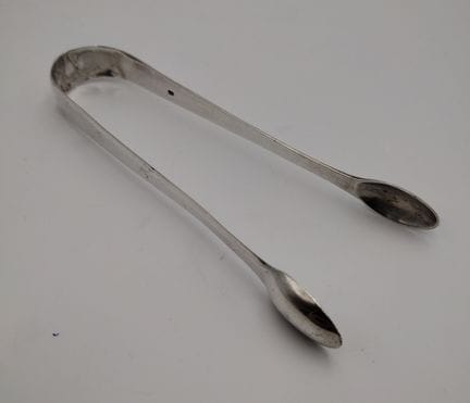 Pinces géorgiennes en argent poinçonnées, signées 