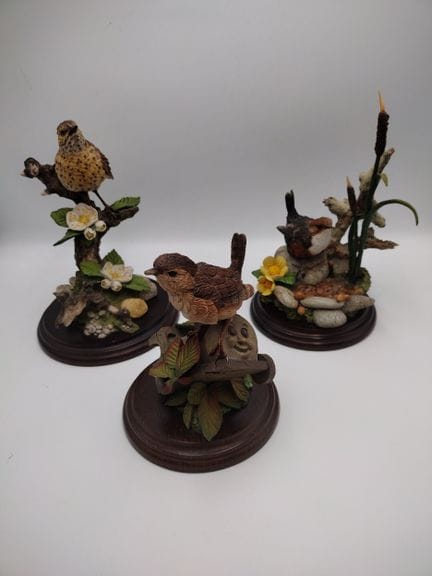 Set di tre statuine in resina dipinte a mano raffi