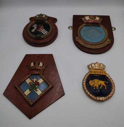 Collection de quatre écussons navals, dont trois s