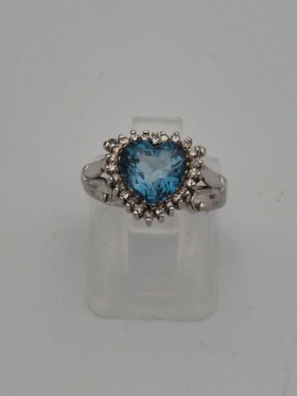 Bague en or blanc 18 carats avec une grande pierre