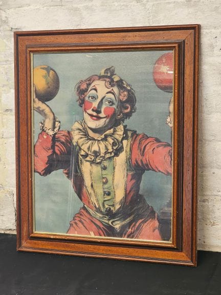 Étude d'un clown vintage jonglant avec des balles,