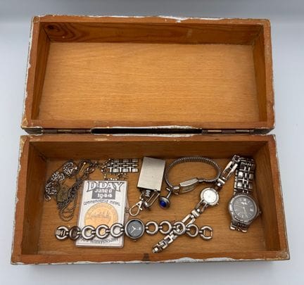 Coffret en bois et son contenu, comprenant des mon