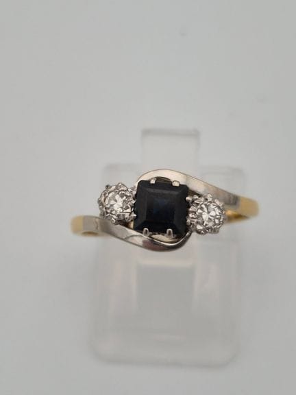 Bague en métal jaune et blanc, titrée 18 carats, a