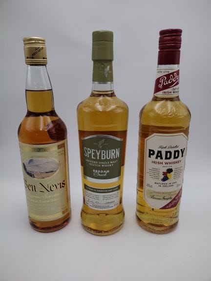 Trois bouteilles de whisky, dont un whisky écossai