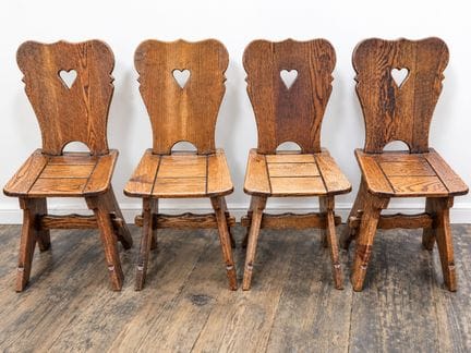 Lot de quatre chaises de style rustique vintage en